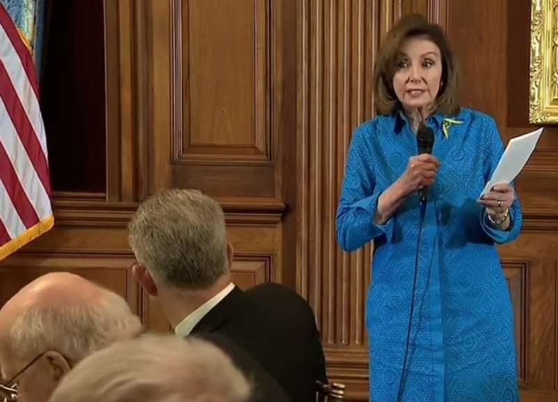 nancy pelosi legge la poesia sull'ucraina di bono 1