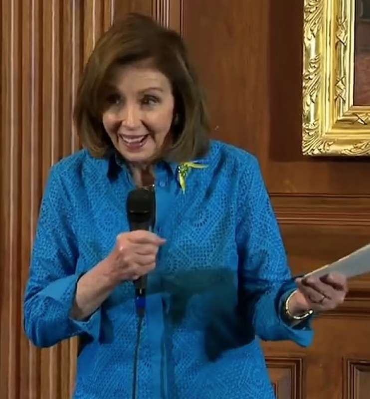 nancy pelosi legge la poesia sull'ucraina di bono 2