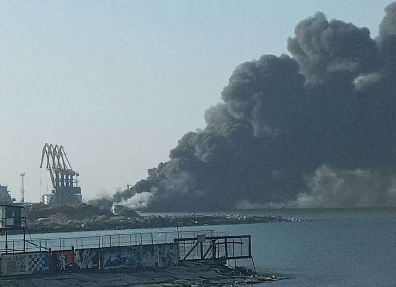 nave russa distrutta nel porto di berdyansk 3