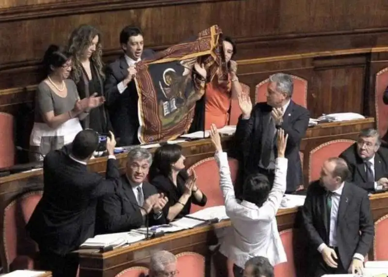 PAOLO TOSATO CON LA BANDIERA DELLA SERENISSIMA IN SENATO CONTRO LE SANZIONI ALLA RUSSIA 