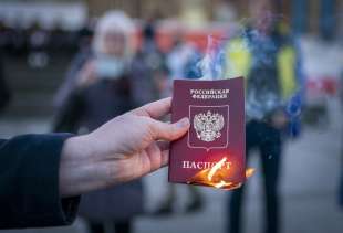 passaporto russo bruciato