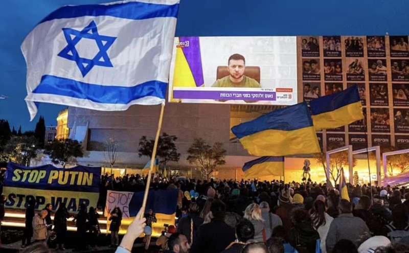 persone in piazza ascoltano zelensky alla knesset.