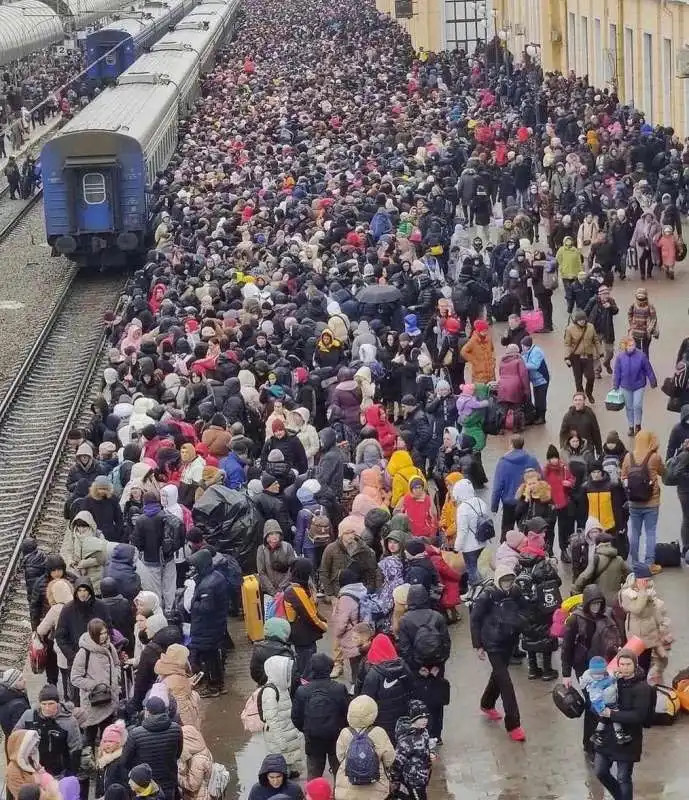 persone in una stazione ferroviaria dopo un attacco aereo nella regione di zhytomyr