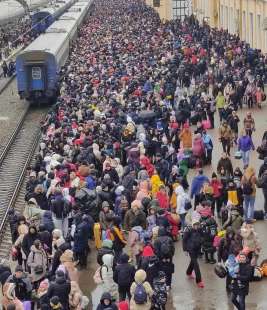 persone in una stazione ferroviaria dopo un attacco aereo nella regione di zhytomyr