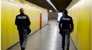 polizia nella metropolitana linea gialla milano