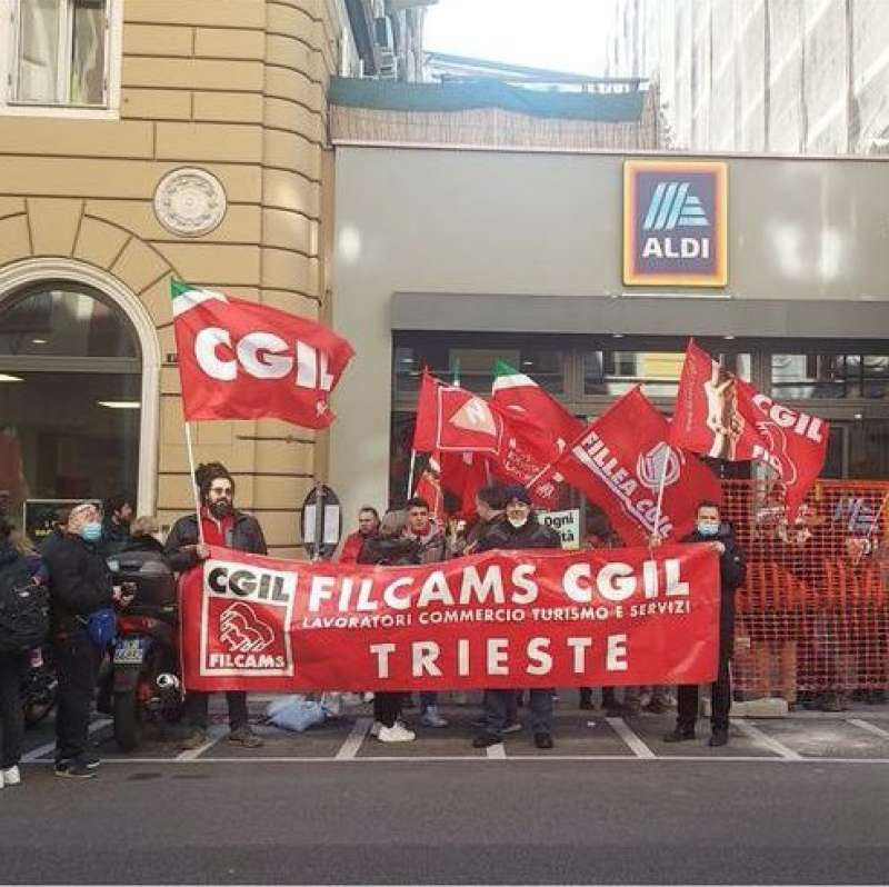 proteste per il licenziamento di giovanni manca