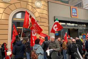 proteste per il licenziamento di giovanni manca