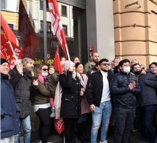 proteste per il licenziamento di giovanni manca