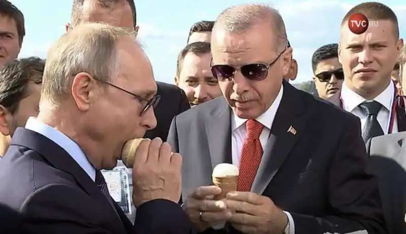 putin erdogan gustano un cornetto 