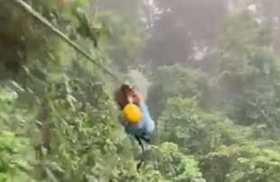 Ragazzo contro bradipo in Costa Rica 3