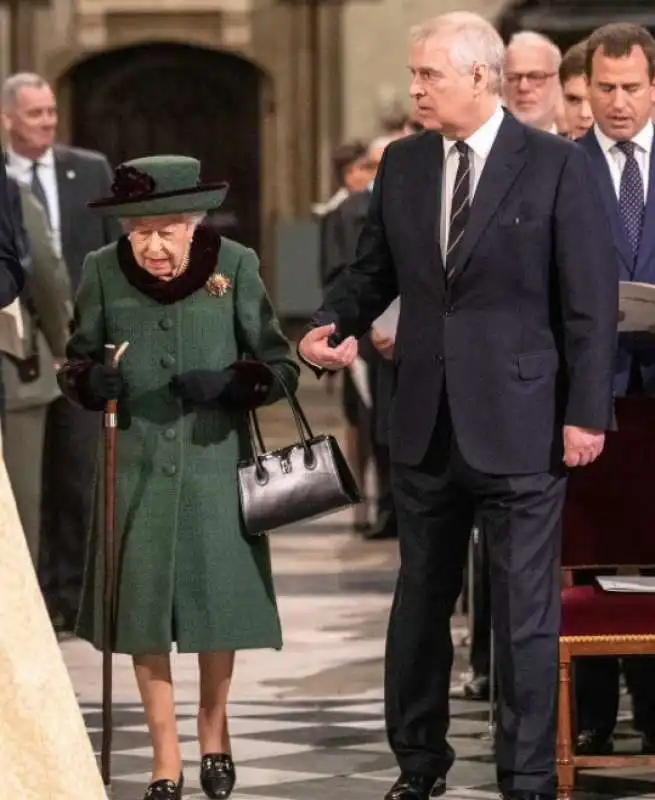 regina elisabetta e il figlio andrea alla commemorazione del principe filippo 6