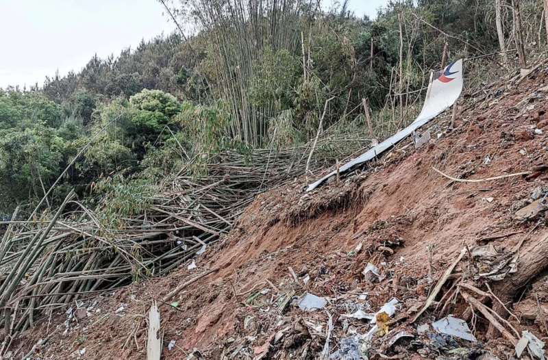 ricerche dopo lo schianto del boeing 737 china eastern 2