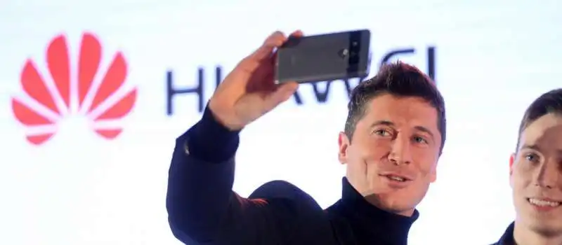 ROBERT LEWANDOWSKI HUAWEI 