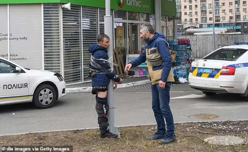 Saccheggiatore legato a un palo a Kiev