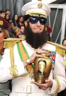 sacha baron cohen con le ceneri di kim jong il oscar 2012