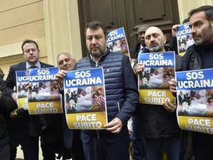 SALVINI CON IL CARTELLO SOS UCRAINA