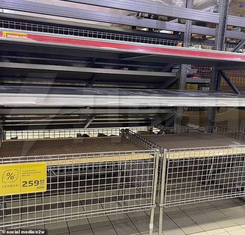 Scaffali vuoti in un supermercato di Mosca 3