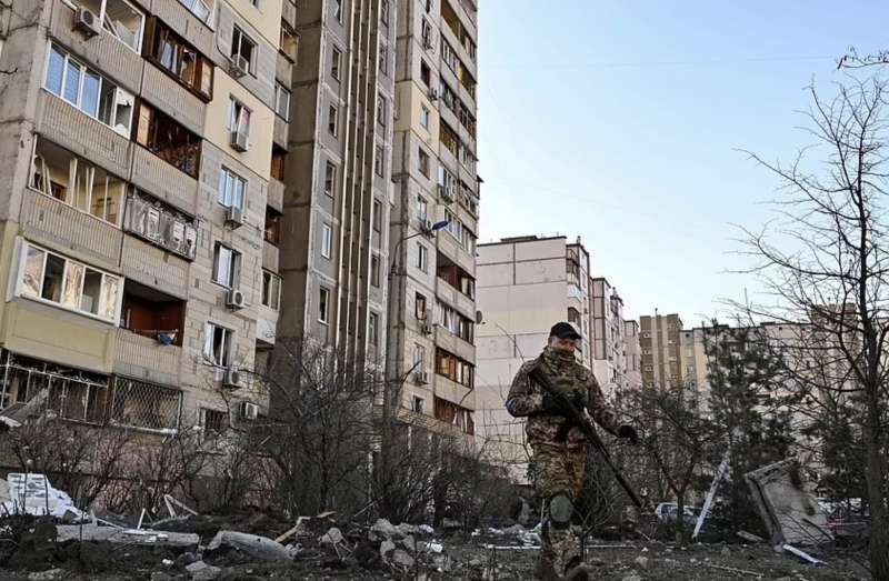 soldato ucraino tra le macerie di kiev