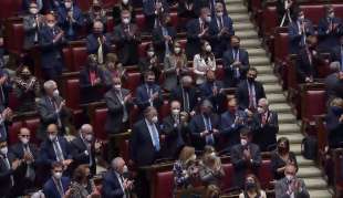 standing ovation del parlamento italiano per zelensky