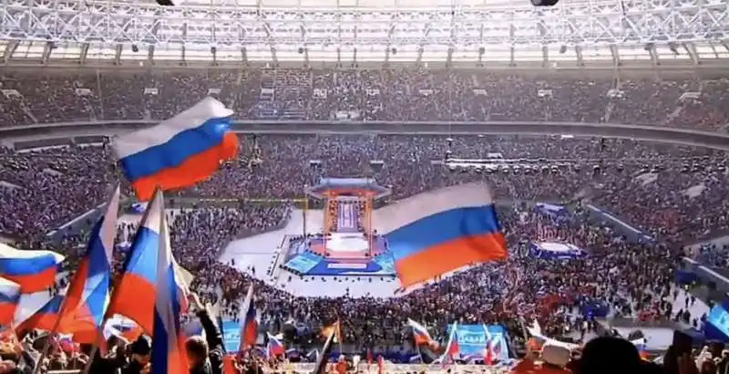 standing ovation per putin allo stadio luzniki di mosca 