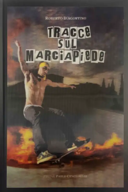 tracce sul marciapiede cover roberto d'agostino 