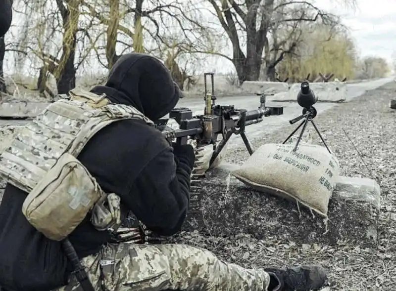 ucraina   soldati a un posto di blocco