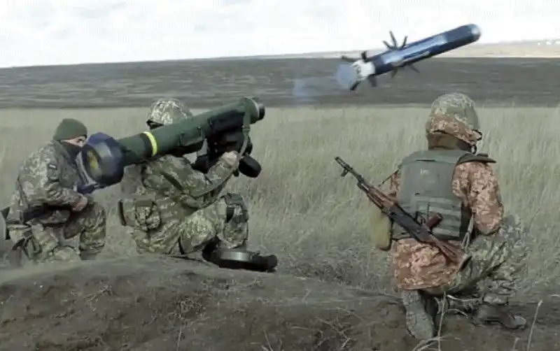 UCRAINA - SOLDATI UCRAINI LANCIANO UN JAVELIN MISSILE DI FABBRICAZIONE AMERICANA