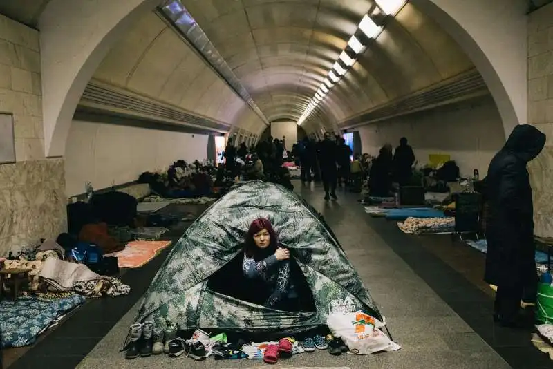 una donna cerca riparo dall'artiglieria russa e dai bombardamenti aerei nella metropolitana di kiev, maxim dondyuk