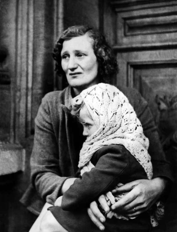 una giovane ragazza francese si aggrappa a sua madre nel maggio 1940