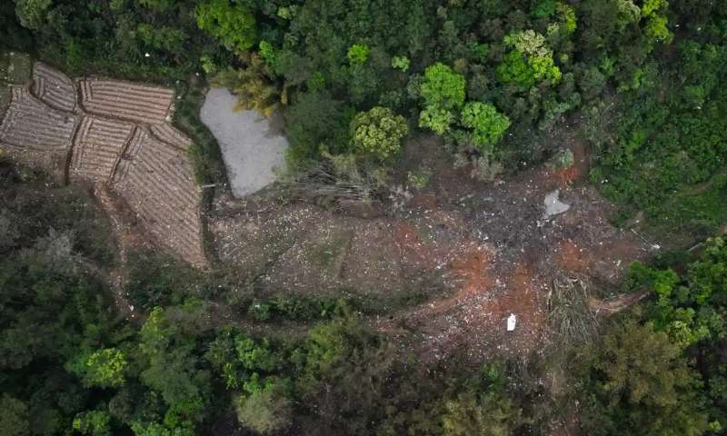 Una veduta aerea del sito nel Guangxi dove e precipitato il volo