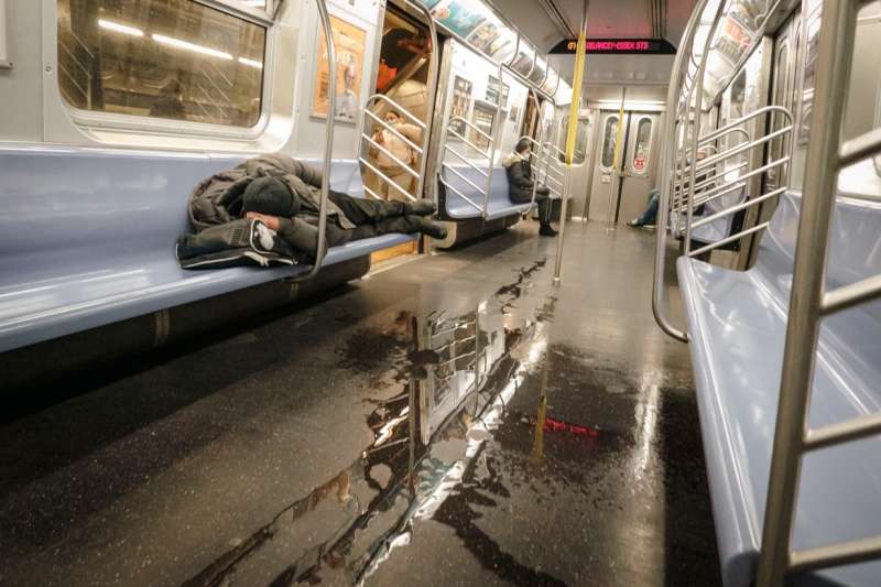 Uomo urina nella metro di New York