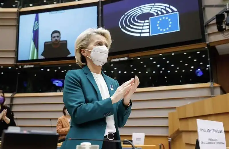 URSULA VON DER LEYEN DURANTE IL COLLEGAMENTO DI ZELENSKY 