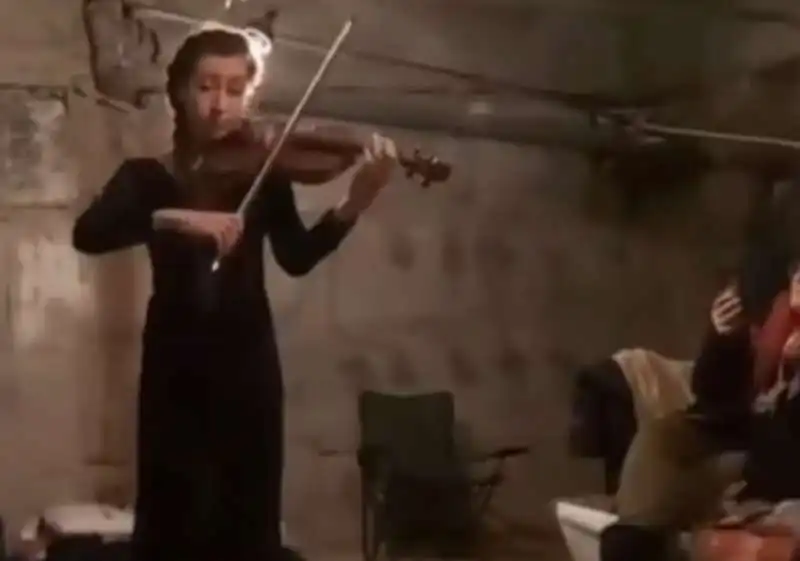 violinista suona in un bunker in ucraina