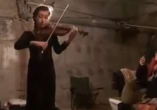 violinista suona in un bunker in ucraina