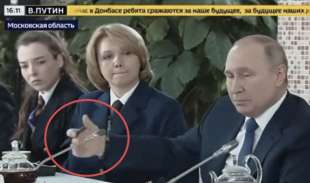 vladimir putin con la finta hostess