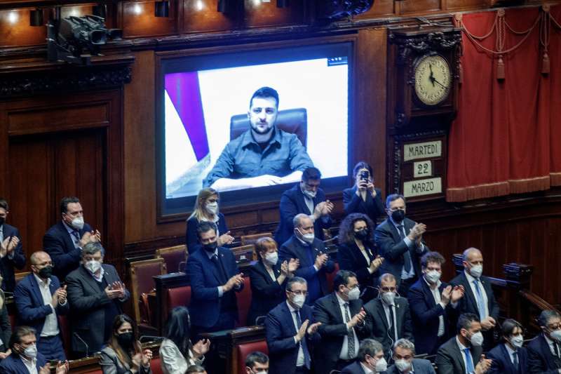 volodymyr zelensky in collegamento con la camera dei deputati 1