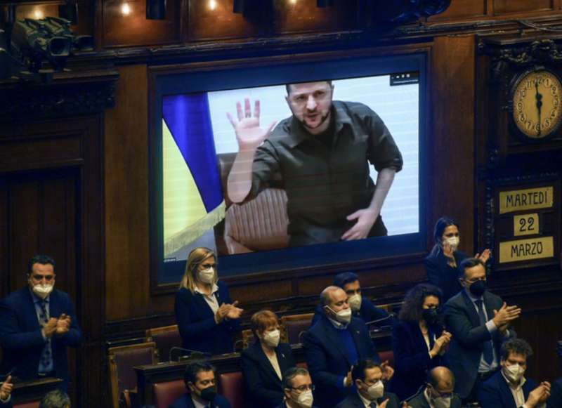 VOLODYMYR ZELENSKY SALUTA I PARLAMENTARI ITALIANI