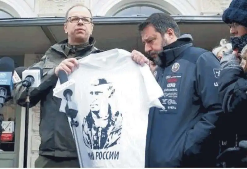 WOJCIECH BAKUN CONSEGNA POLEMICAMENTE A SALVINI LA MAGLIETTA DI PUTIN