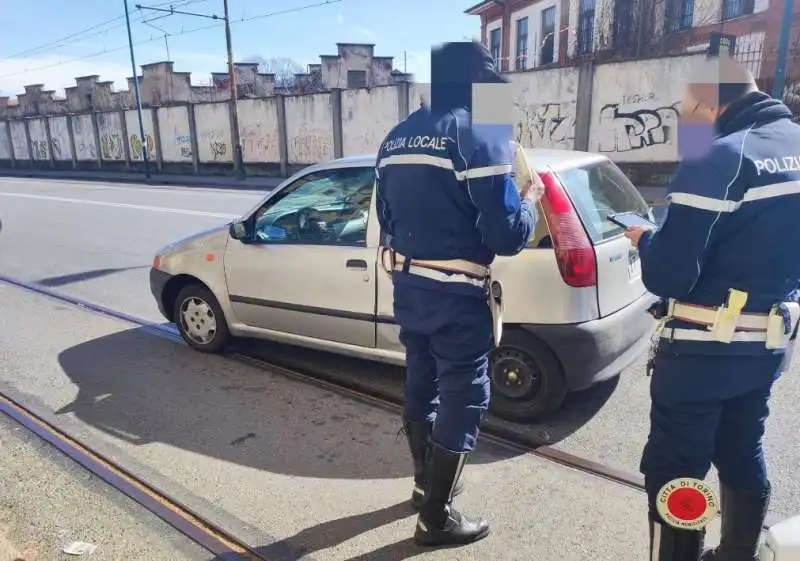 15enne rom ruba una fiat punto a torino   6