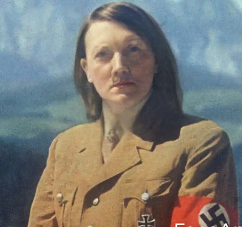 ADOLF HITLER DONNA CON FACEAPP

