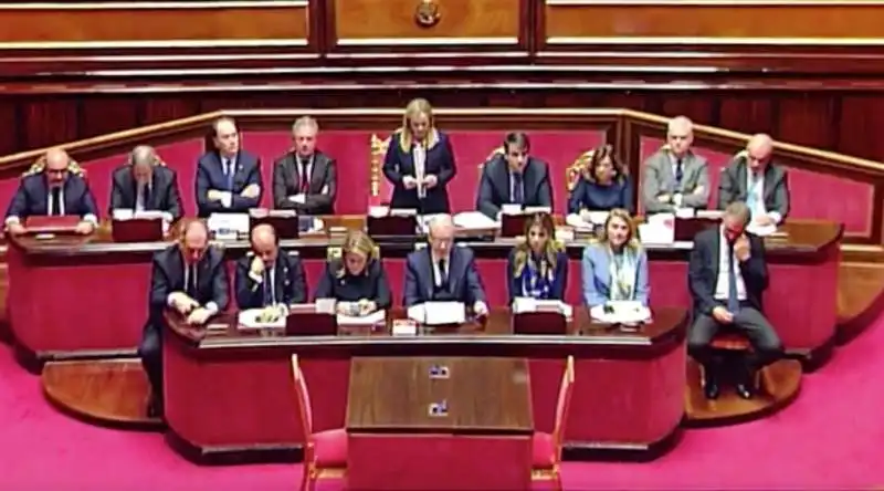 AL SENATO FRANCESCO LOLLOBRIGIDA SI ASSOPISCE MENTRE PARLA GIORGIA MELONI 