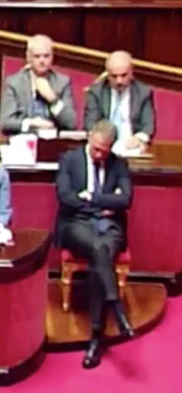 AL SENATO FRANCESCO LOLLOBRIGIDA SI ASSOPISCE MENTRE PARLA GIORGIA MELONI 