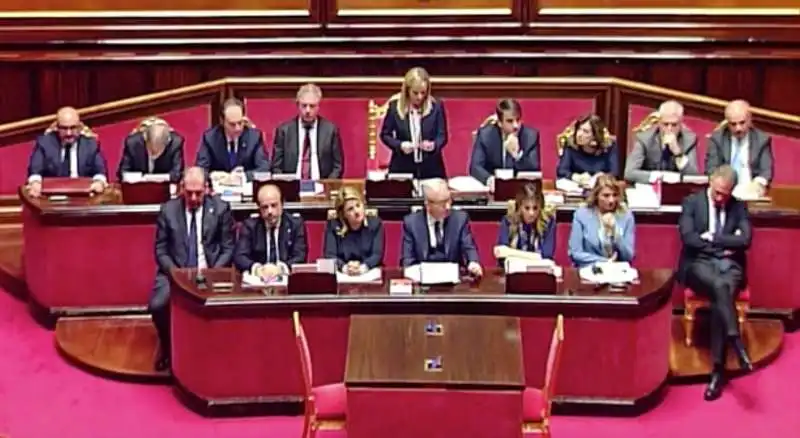 AL SENATO FRANCESCO LOLLOBRIGIDA SI ASSOPISCE MENTRE PARLA GIORGIA MELONI 