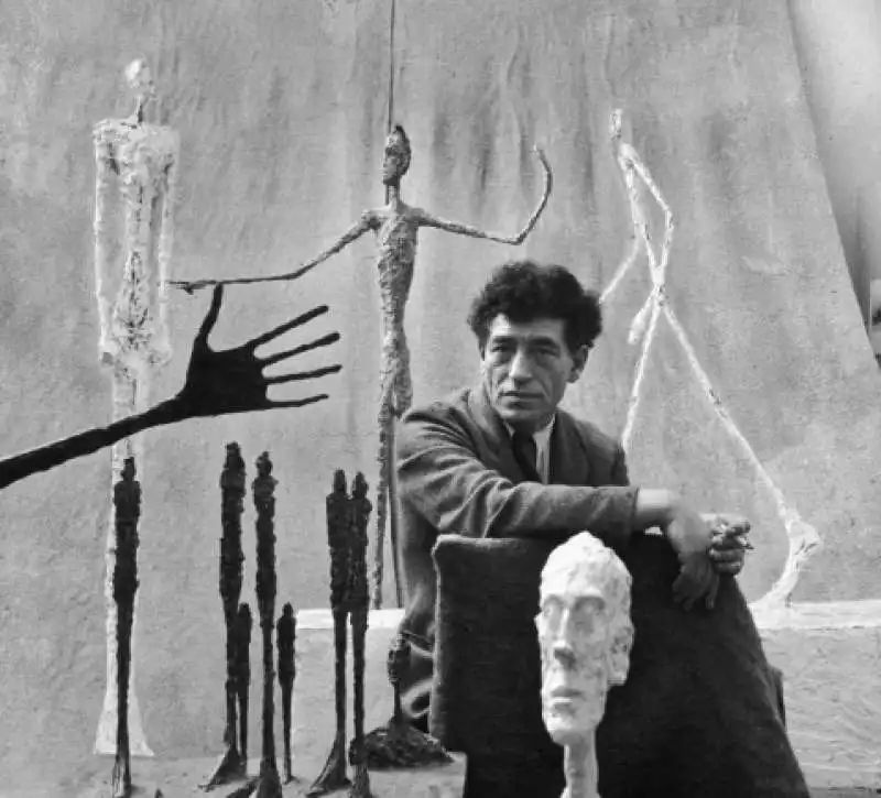 ALBERTO GIACOMETTI TRA LE SUE SCULTURE