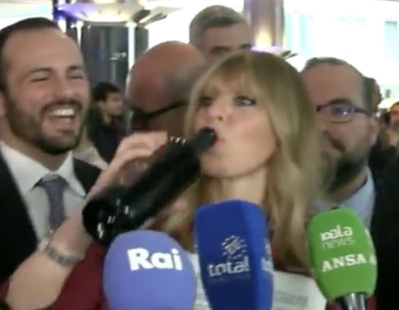 alessandra mussolini si attacca alla bottiglia 1