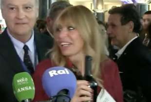 alessandra mussolini si attacca alla bottiglia 2