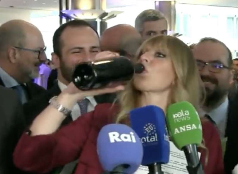 alessandra mussolini si attacca alla bottiglia 4