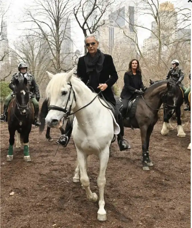 andrea bocelli a cavallo a central park con la moglie veronica