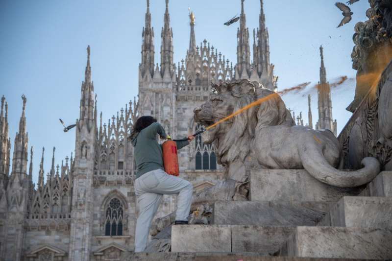 ATTIVISTI DI ULTIMA GENERAZIONE IMBRATTANO LA STATUA DI VITTORIO EMANUELE A MILANO