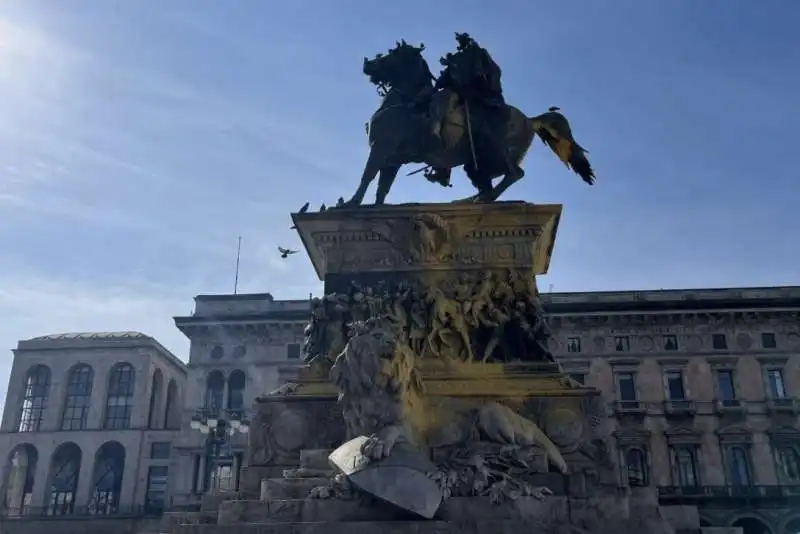 ATTIVISTI DI ULTIMA GENERAZIONE IMBRATTANO LA STATUA DI VITTORIO EMANUELE A MILANO